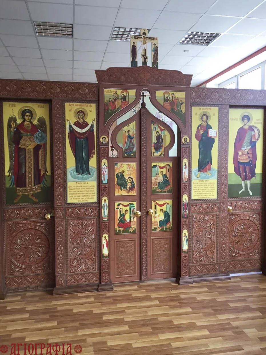 Иконостас храма Георгия Победоносца, учебный центр МЧС, г. Москва