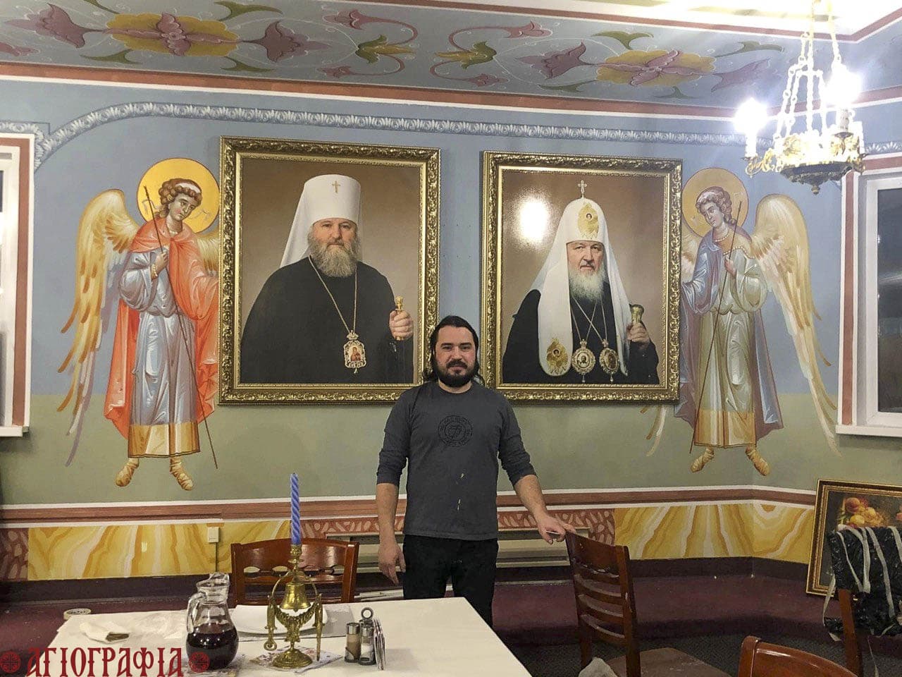 Иконописец Александр на фоне росписей трапезной митрополии, г. Ханты-Мансийск.