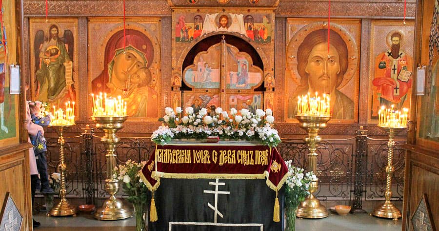 Иконостас в храме свт. Василия Великого "На Горке" созданный в мастерской "Агиография"