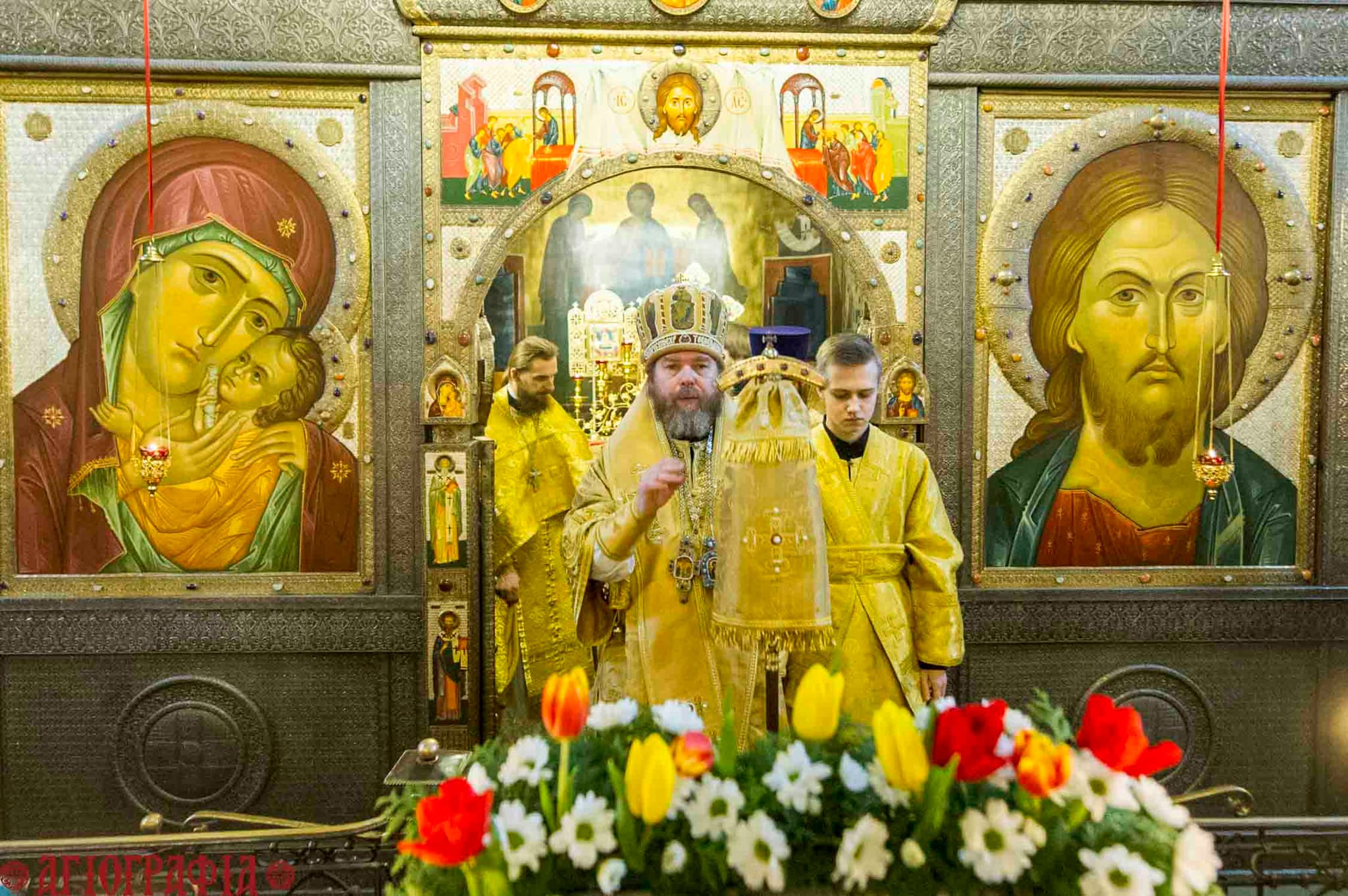 Митрополит Тихон на фоне иконостаса в храме свт. Василия Великого "На Горке" в Пскове