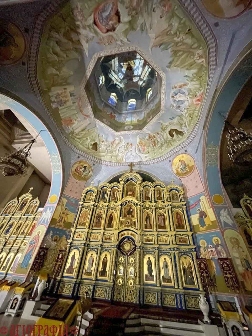 Иконостас и росписи купола в византийском стиле. Богоявленский собор, Миасс.