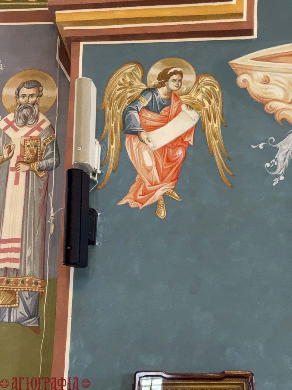 Образ ангела держащего свиток на настенной росписи. Богоявленский собор, г. Миасс.