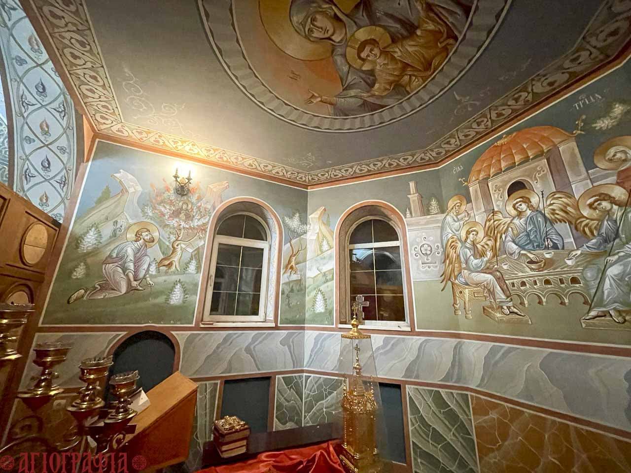 Сюжеты "Гостеприимство Авраамово" и "Видение Неопалимой Купины" в алтаре храма Святой Троицы, г. Владикавказ, пос. Ногир.
