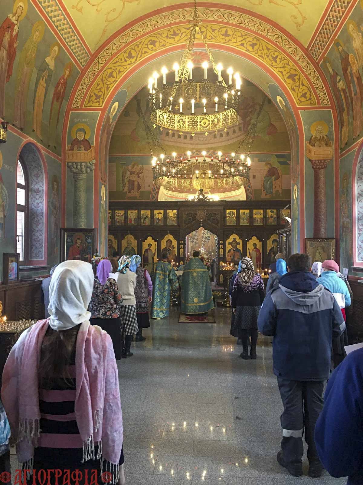 Общий вид на иконостас и восточную часть храма Похвалы Пр. Богородицы, Челябинская обл., п. Полетаево.