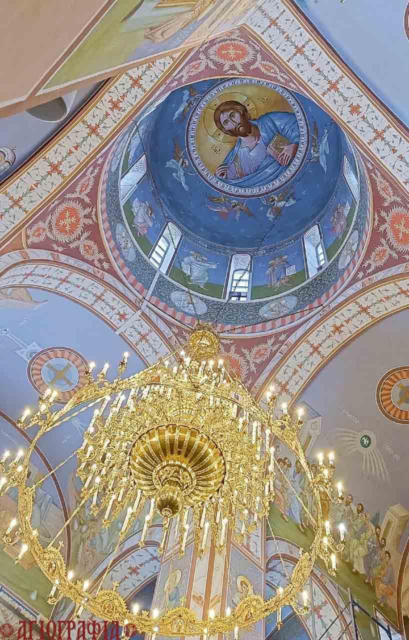 Росписи в центральной части храма и на северной стене. Храм Новомучеников Коми, город Ухта.