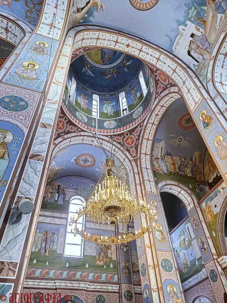 Росписи в верхней части храма. Храм Новомучеников Коми, город Ухта.