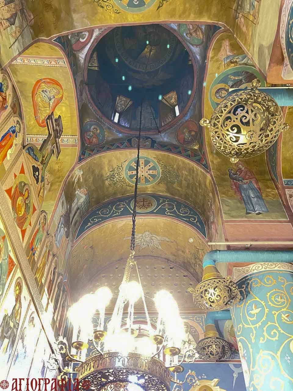 Общий вид росписей на потолке храма святителя Василия Великого на Горке, г. Псков