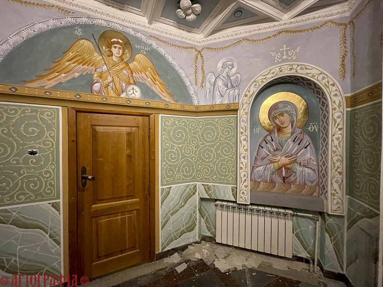 Образа Пресвятой Богородицы "Семистрельная" и архангела Михаила на стенной росписи. Храм преп. Сергия Радонежского, г. Югорск.