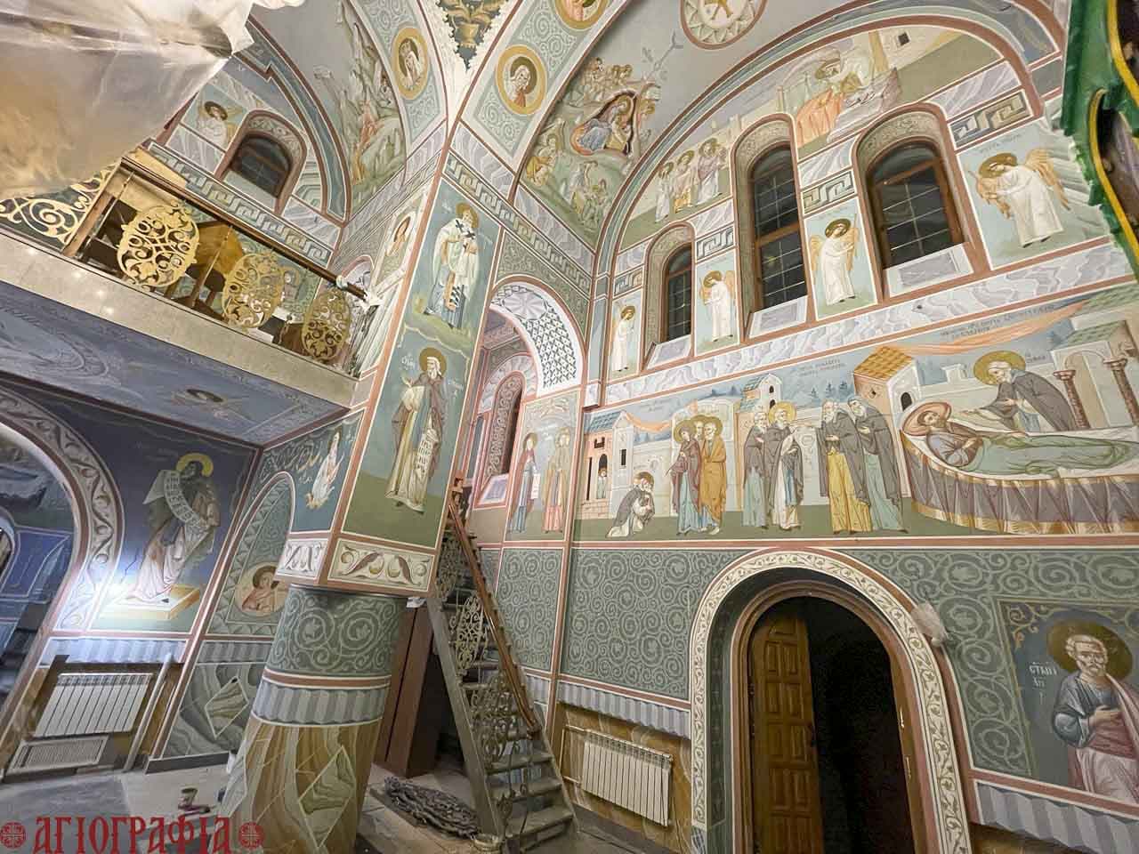 Роспись стен у лестницы на клирос. Храм преп. Сергия Радонежского, г. Югорск.