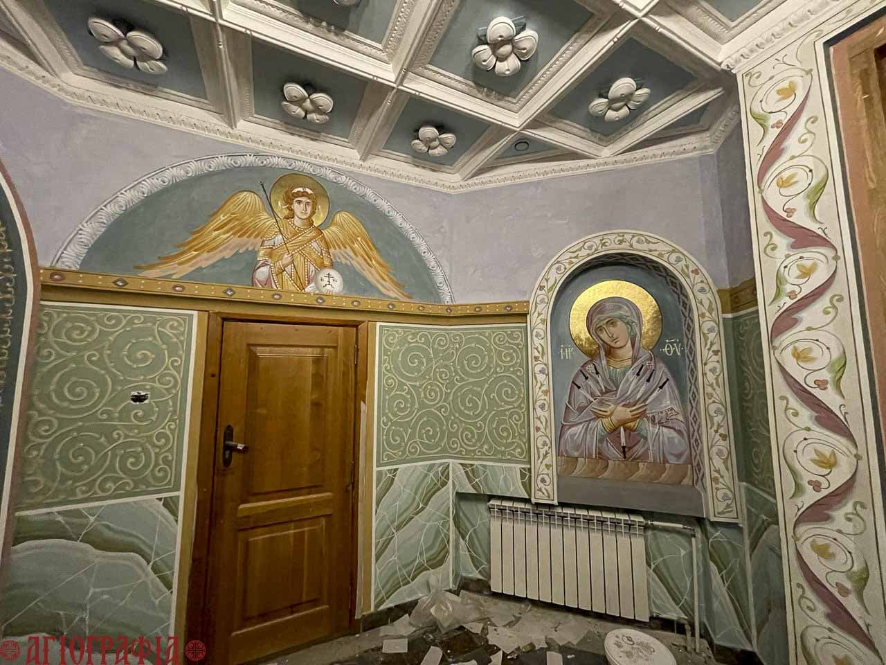 Византийские растительные мотивы и нарисованный мрамор на стенной росписи. Храм преп. Сергия Радонежского, г. Югорск.