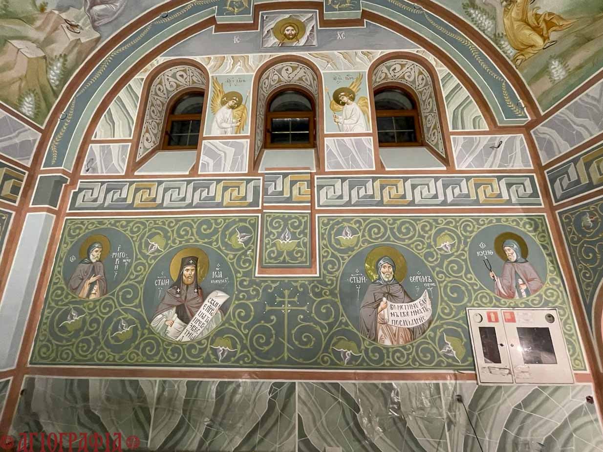 Византийский растительный орнамент с медальонами святых. Храм преп. Сергия Радонежского, г. Югорск.
